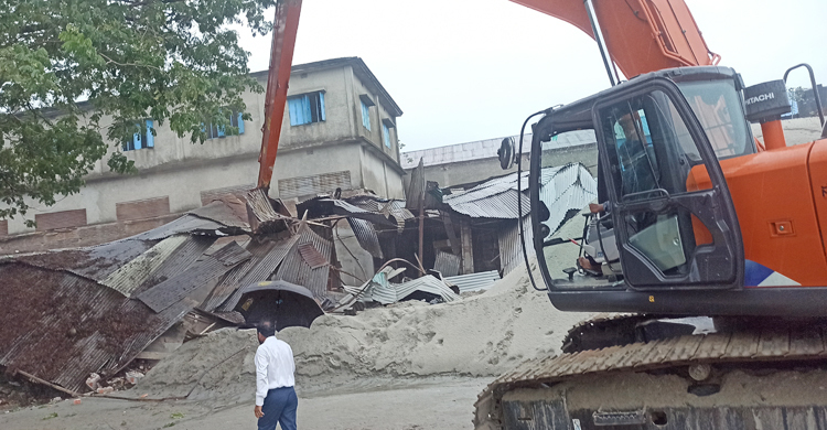 শীতলক্ষ্যার তীরে ২৫ অবৈধ স্থাপনা উচ্ছেদ