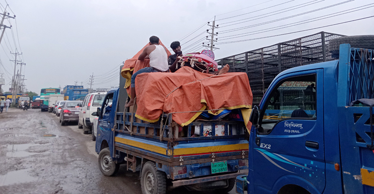 ৫ মিনিটের পথ পাড়ি দিতে লাগে এক ঘণ্টা, ভোগান্তি চরমে