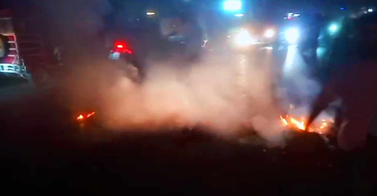 পুলিশ লাইনের কাছে ঝুটের কাপড়ে আগুন দিলেন বিএনপি নেতাকর্মীরা