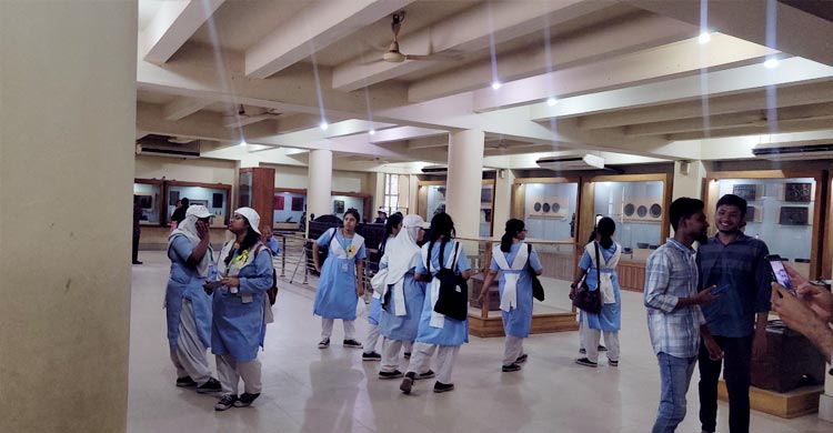 দেশি-বিদেশি পর্যটকে মুখর সোনারগাঁও জাদুঘর