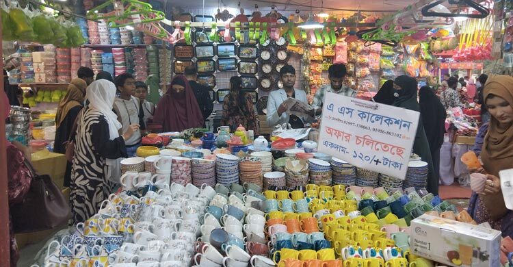 বাণিজ্যমেলায় ক্রোকারিজ পণ্য কিনতে ক্রেতাদের ভিড়