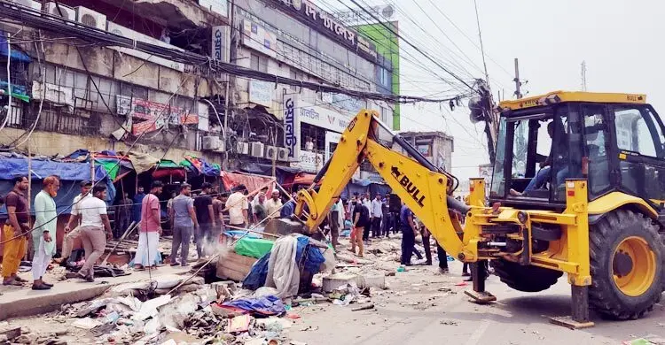 সিদ্ধিরগঞ্জে মহাসড়কের অবৈধ ৫০০ দোকানপাট উচ্ছেদ