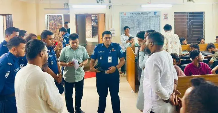 সোনারগাঁয়ে অস্ত্রের মুখে জিম্মি করে নগদ কার্যালয়ে ডাকাতি