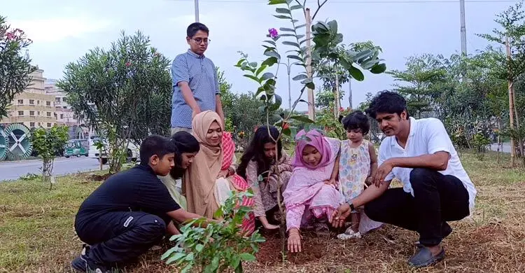 মেয়ের জন্মদিনে বাবা-মায়ের ব্যতিক্রমী উদ্যোগ