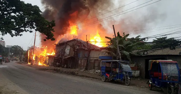 আগুনে পুড়লো জুটের গোডাউন-ইজিবাইকের গ্যারেজ