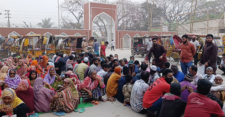প্রতিদিন ২০০ অসহায়কে ইফতার করাচ্ছেন খেলাফত মজলিস নেতা