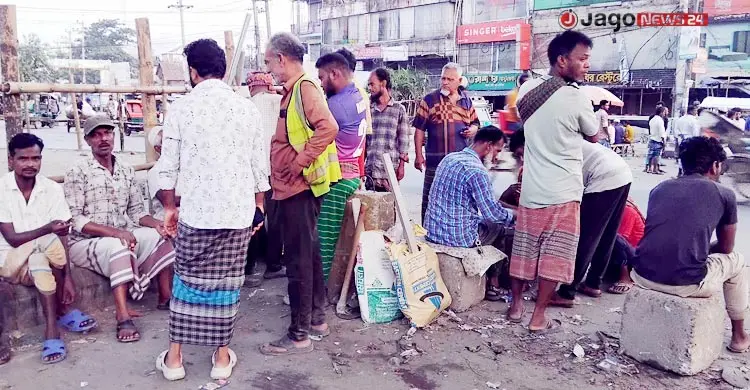 যে হাটে বিক্রি হয় মানুষের হাড়ভাঙা খাটুনি আর গায়ের শ্রম