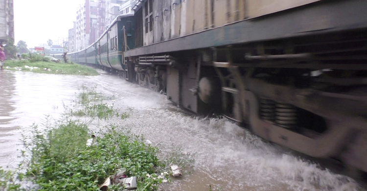 পানির নিচে ঢাকা-নারায়ণগঞ্জ রেললাইন, ঝুঁকি নিয়ে চলাচল