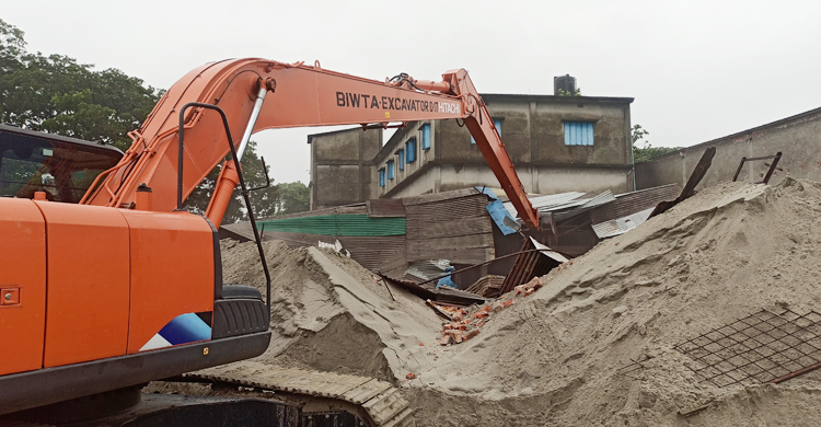 শীতলক্ষ্যার তীরে ২৫ অবৈধ স্থাপনা উচ্ছেদ