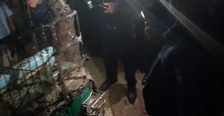 নারায়ণগঞ্জে চলন্ত সিএনজিতে আগুন