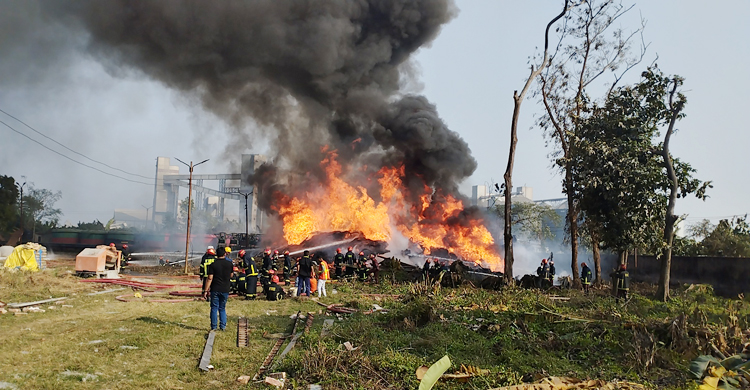 তিন ঘণ্টায় নিয়ন্ত্রণে আসেনি বিআইডব্লিউটিএর আগুন