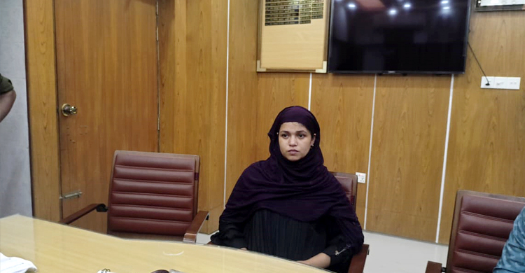 পাসপোর্ট করাতে এসেছিলেন নারী, রোহিঙ্গা সন্দেহে দেওয়া হলো পুলিশে