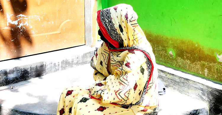 পরকীয়ায় ভেঙেছে সংসার, বিয়ের দাবিতে প্রেমিকের বাড়িতে অনশন