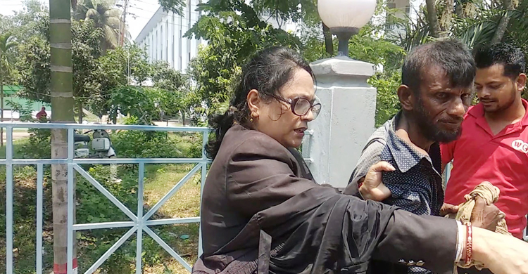 রিকশাচালককে মারপিট করা সেই নারী আইনজীবীকে শোকজ