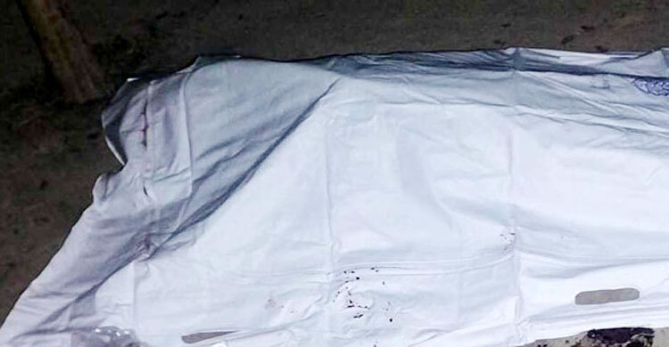 বাড়িতে বসে মাছ কাটছিলেন নারী, লাঠির আঘাতে নিহত