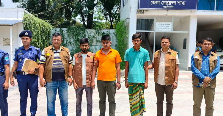 বাড়িতে ঢুকে ব্যবসায়ীকে হত্যা, অস্ত্র-গুলিসহ গ্রেফতার ২