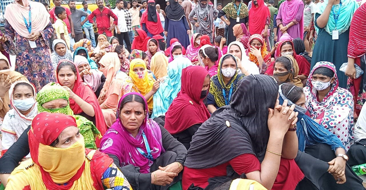 নরসিংদীতে বেতন-বোনাসের দাবিতে মহাসড়ক অবরোধ