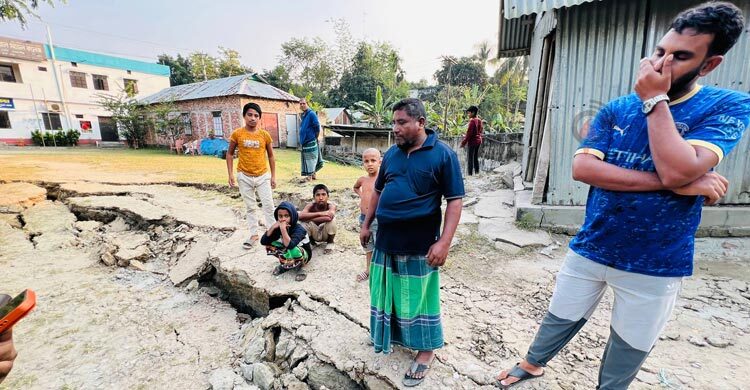 নরসিংদীতে ভূমিকম্পের পর উদ্বেগ-উৎকণ্ঠায় মানুষ