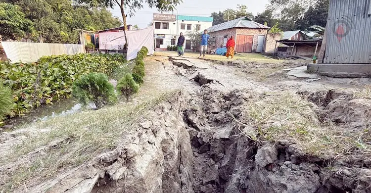 নরসিংদীতে ভূমিকম্পের পর উদ্বেগ-উৎকণ্ঠায় মানুষ