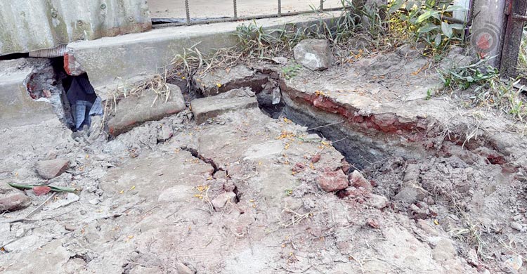 নরসিংদীতে ভূমিকম্পের পর উদ্বেগ-উৎকণ্ঠায় মানুষ