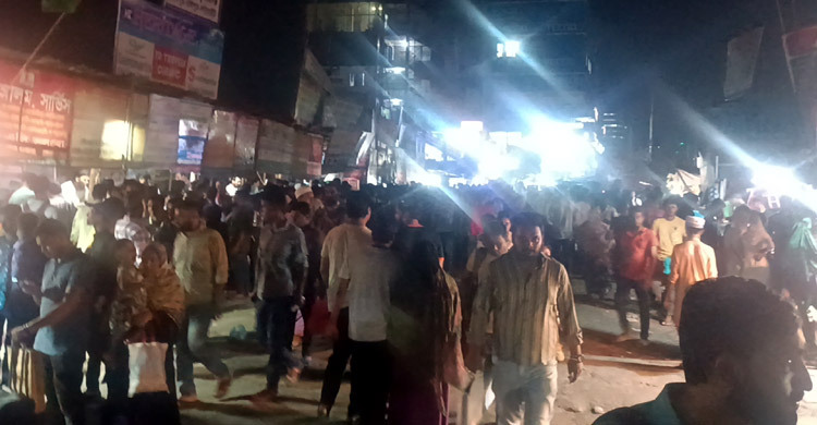 ঢাকা-চট্টগ্রাম মহাসড়কে যাত্রীদের উপচেপড়া ভিড়