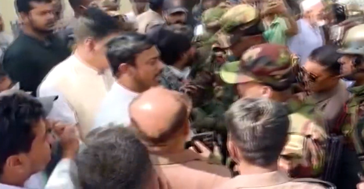 সেনাবাহিনীর সহায়তায় ভোট কেন্দ্রে থেকে বের হলেন নাসীরুদ্দীন পাটোওয়ারী
