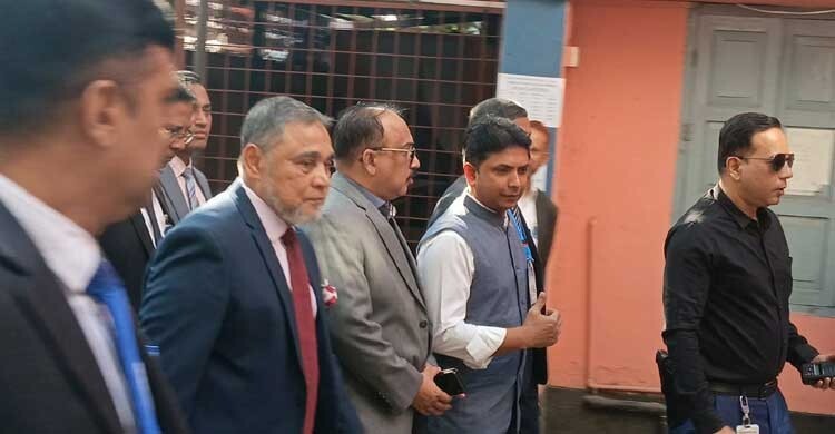 ভোট দিতে কেন্দ্রে প্রধান নির্বাচন কমিশনার