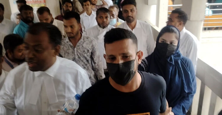 সাংবাদিক দেখে মাস্ক পরে দ্রুত চলে গেলেন নাসির-তামিমা