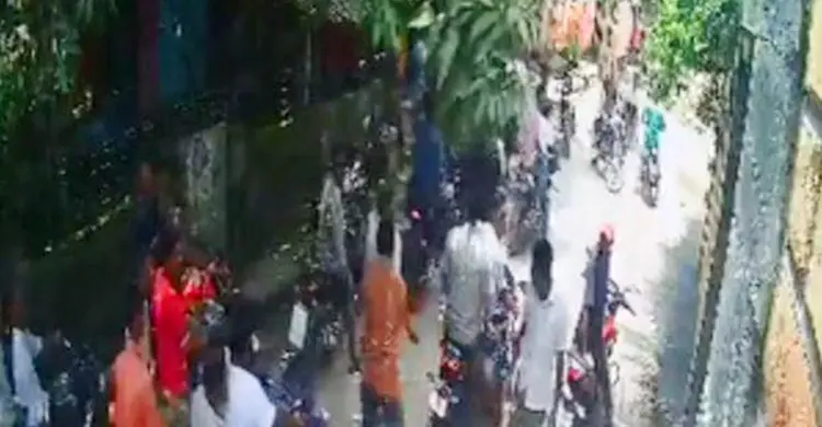 প্রয়াত সাবেক প্রতিমন্ত্রী আব্দুল কুদ্দুসের বাড়িতে হামলা