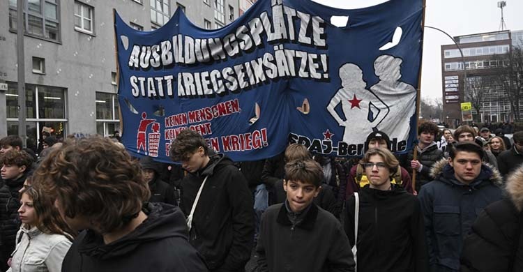 জার্মানিতে নতুন সামরিক বিলের বিরুদ্ধে হাজারো ছাত্র-জনতার বিক্ষোভ