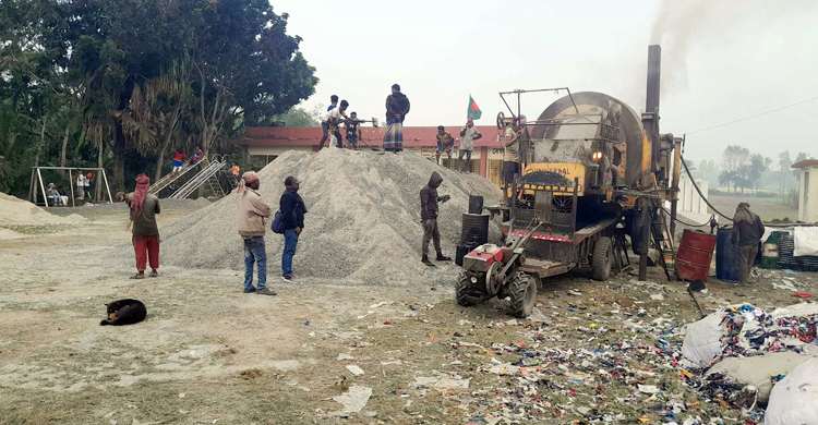 বিদ্যালয়ের মাঠে চলছে রাস্তা নির্মাণের কর্মযজ্ঞ