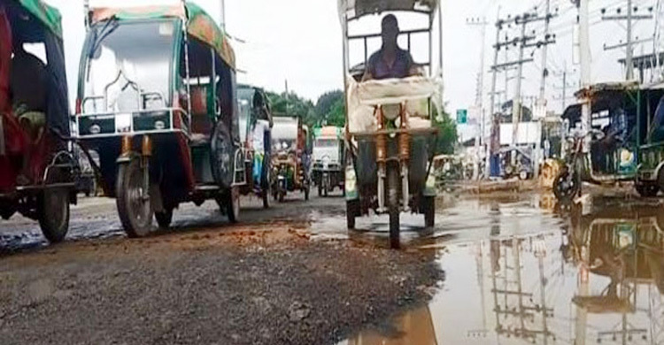 নাটোরে খানাখন্দে ভরা সড়কে ঝুঁকি নিয়ে চলাচল