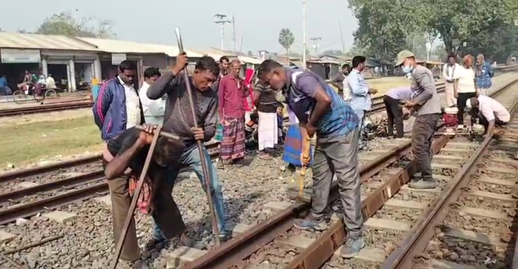 নাটোরে রেল লাইনে ফাটল