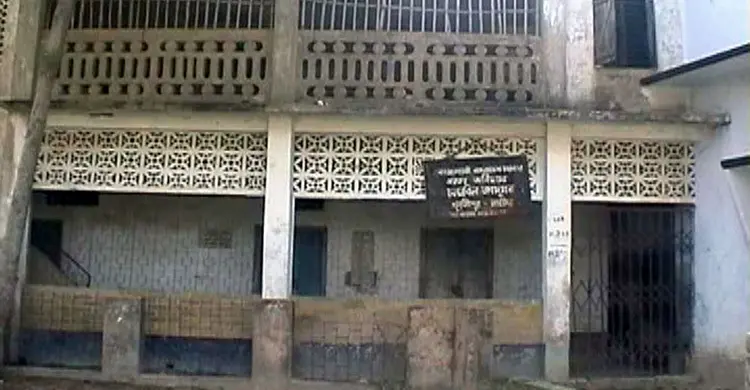 জীর্ণ ভবনের স্যাঁতসেঁতে ঘরে শত বছরের ইতিহাস