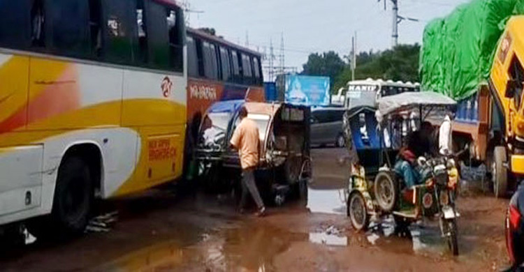 নাটোরে খানাখন্দে ভরা সড়কে ঝুঁকি নিয়ে চলাচল