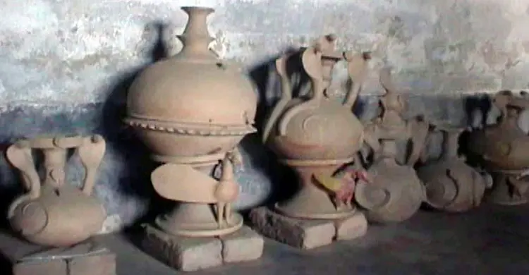 জীর্ণ ভবনের স্যাঁতসেঁতে ঘরে শত বছরের ইতিহাস