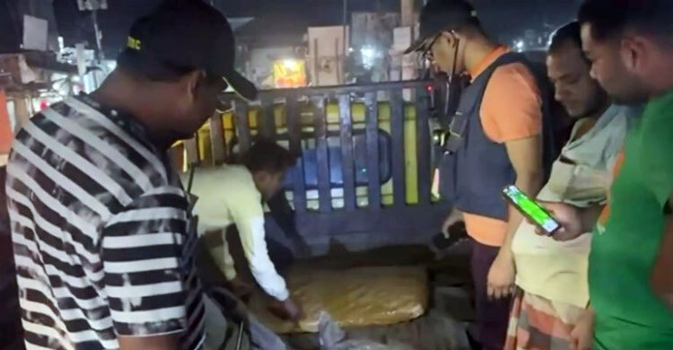 নাটোরে ৬০ কেজি গাঁজা জব্দ, ৬ যুবক গ্রেফতার