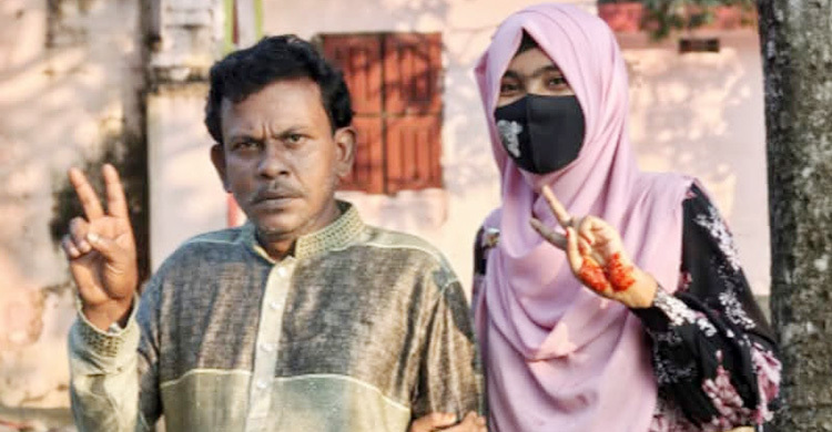 একসঙ্গে এইচএসসি পাস করলেন বাবা-মেয়ে