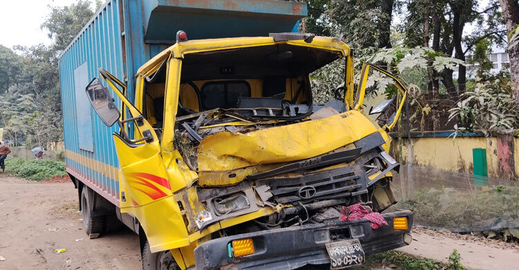নাটোরে রডভর্তি ট্রাকের পেছনে কাভার্ডভ্যানের ধাক্কা, নিহত ২