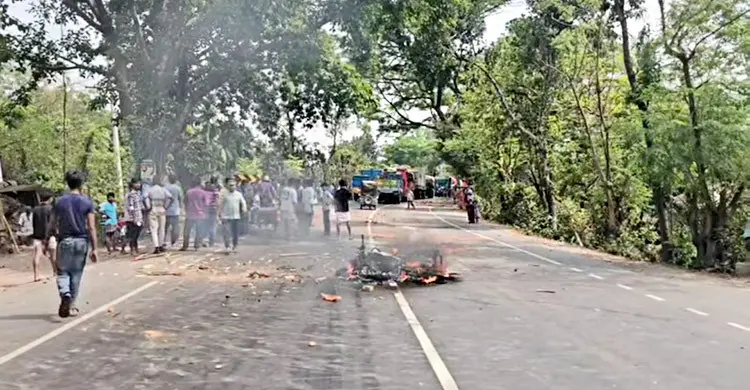 লালপুরে যুবদলের দু’গ্রুপের সংঘর্ষ, মহাসড়ক অবরোধ