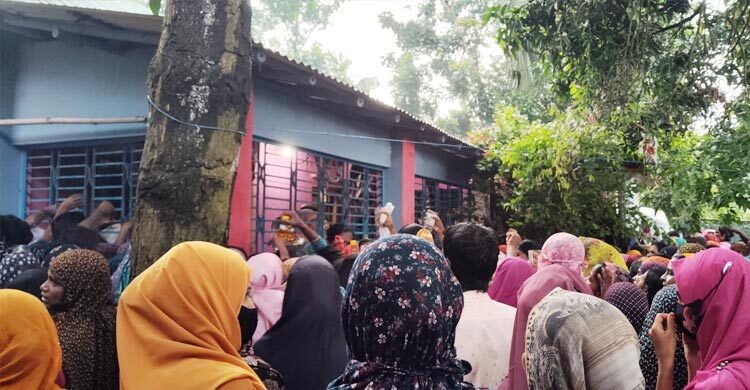 রোগমুক্তির আশা, ইমামের তেল-পানি পড়া নিতে মানুষের ভিড়