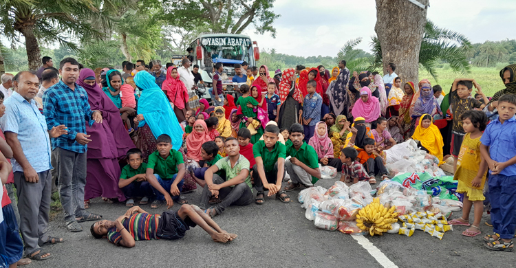 ঈদসামগ্রী বিতরণের প্যান্ডেল ভাঙচুর, প্রতিবাদে সড়ক অবরোধ