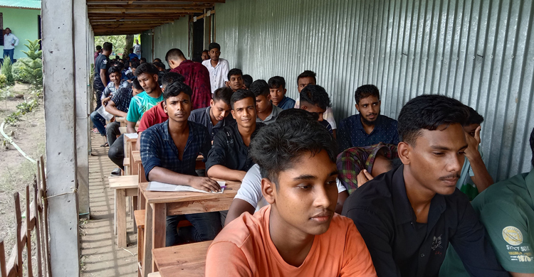 শ্রেণিকক্ষ সংকটে কলেজের বারান্দায় পাঠদান