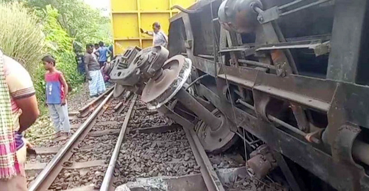 নাটোরে মালবাহী ট্রেনের ৩ বগি লাইনচ্যুত