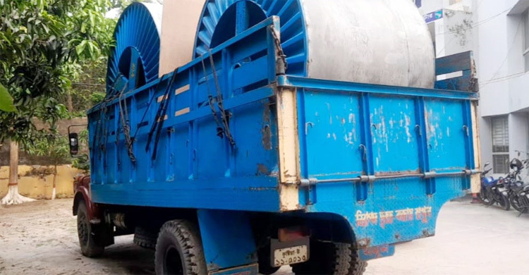 চলন্ত ট্রাকের চাকা বিস্ফোরণ, রিং ছুটে বিচ্ছিন্ন হলো পথচারীর পা