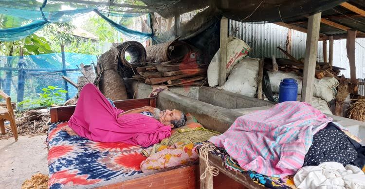 ছেলেরা থাকেন পাকাঘরে, বাবা-মা গোয়ালঘরে