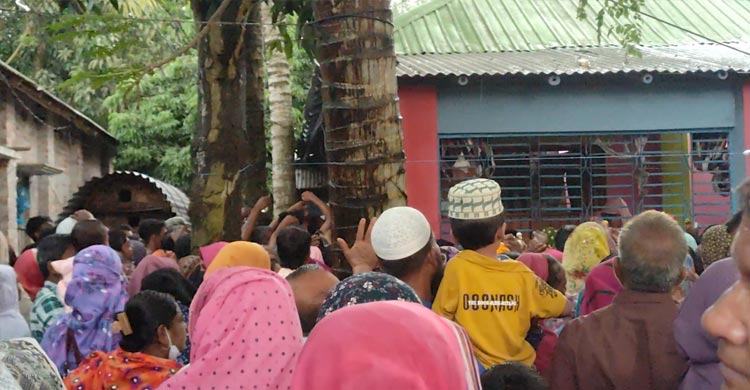রোগমুক্তির আশা, ইমামের তেল-পানি পড়া নিতে মানুষের ভিড়