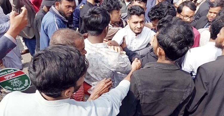 নাটোরে এনসিপির নির্বাচনি মঞ্চে হাতাহাতি