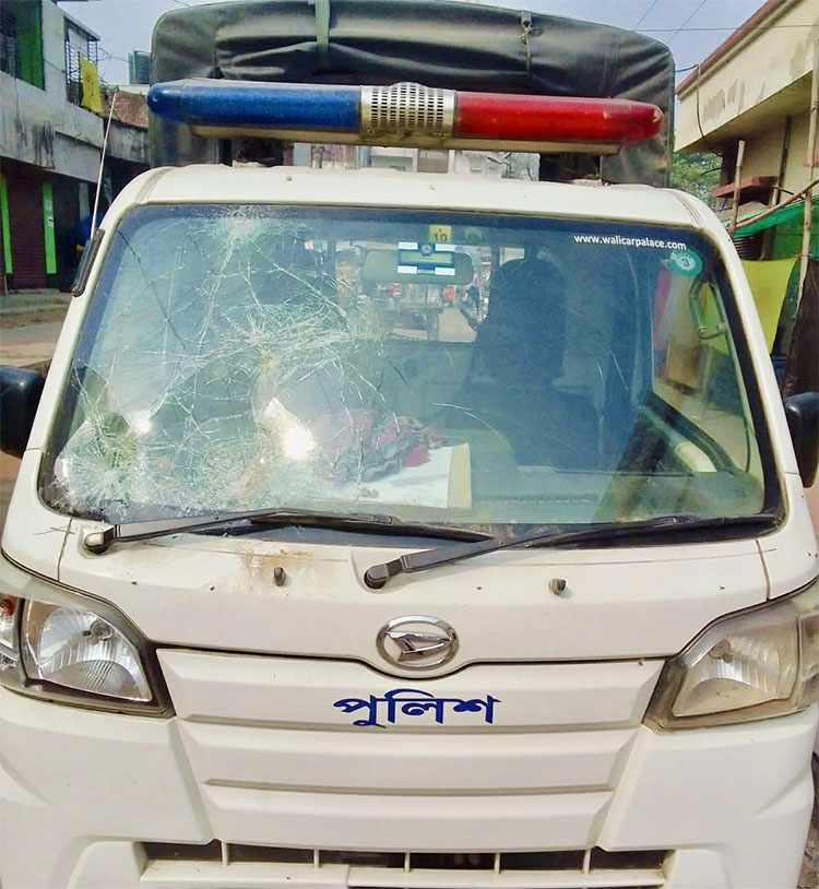 মরদেহ উদ্ধারে গিয়ে হামলার শিকার ৩ পুলিশ সদস্য, গাড়ি ভাঙচুর
