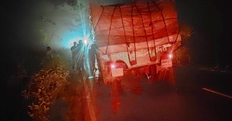 নাটোরে মহাসড়কে ফাঁদ পেতে সিমেন্টবোঝাই ট্রাক ডাকাতির চেষ্টা